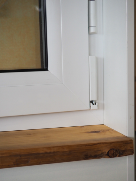 Fensterbank Fichte Baumkante versiegelt 27 mm stark Ausladung 140 mm